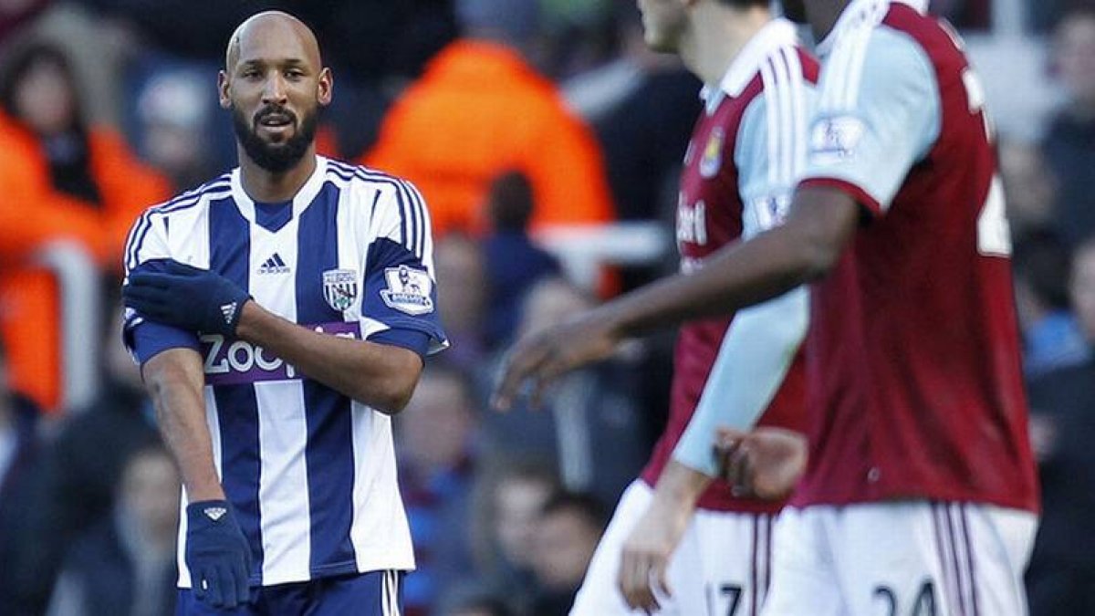 Nicolas Anelka celebra un gol con una 'quenelle', en el partido que enfrentó el sábado al West Bromwich con el West Ham, en la Premier.