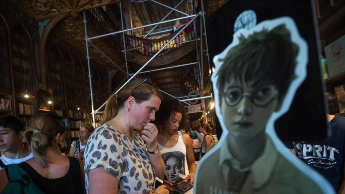 La librería Lello de Oporto, donde J. K. Rowling se inspiró para Harry Potter, a punto para la presentación mundial del nuevo libro de la saga.