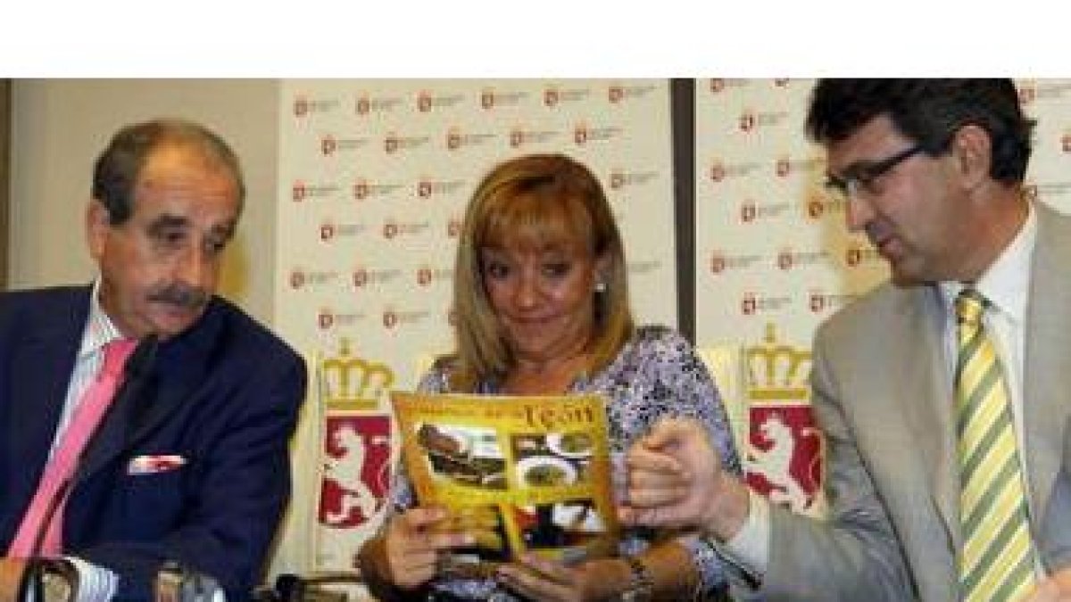 Manuel Orellana, director de El Corte Inglés de León, Isabel Carrasco y Martínez Majo.