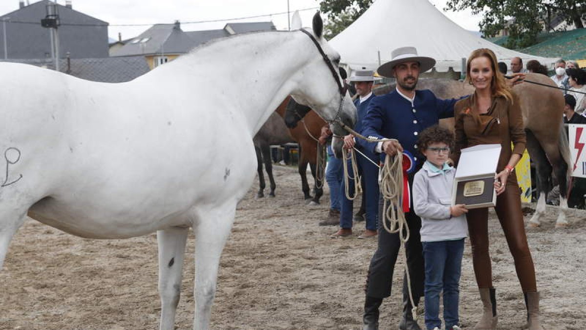 Salvador RJ ganador macho del campeonato junto a sus dueños y Eduardo Morán. L. DE LA MATA