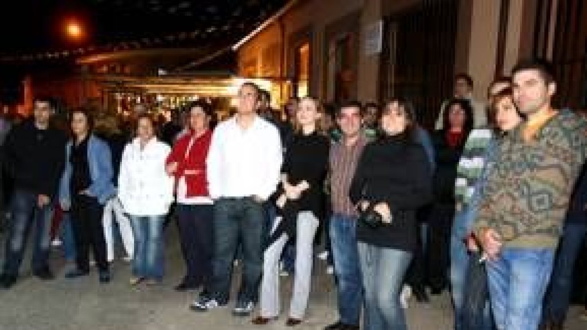 Los vecinos del pueblo escuchan el pregón del director del Diario de León