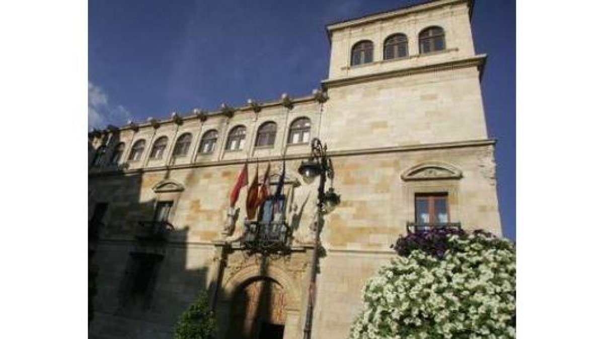 Imagen exterior de la sede de la Diputación de León.