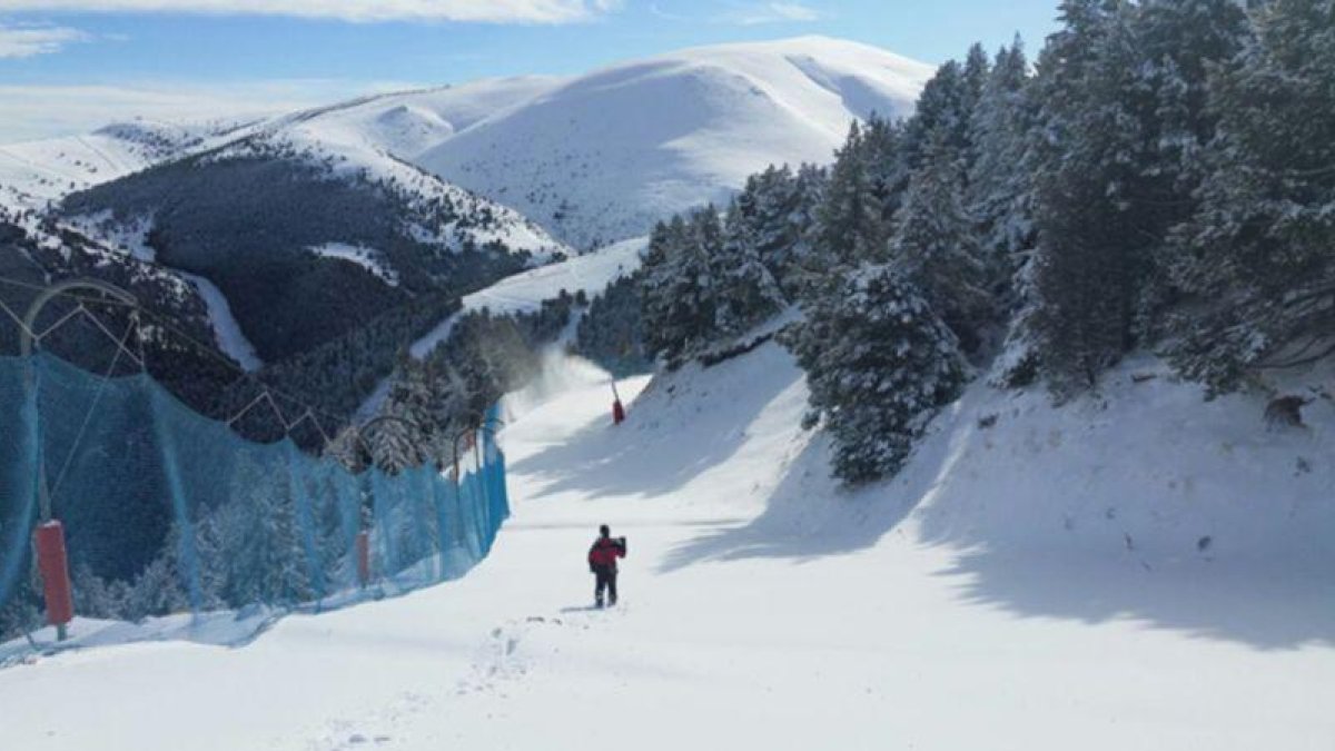 Un trabajador de La Molina recorre una pista para asegurar y uniformizar el terreno, después de las nevadas del pasado noviembre.