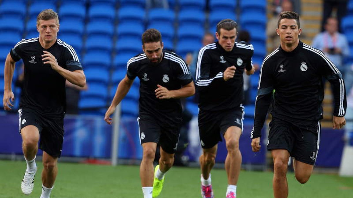 Toni Kroos, Daniel Carvajal, Gareth Bale y Cristiano Ronaldo, ayer, en el estadio Cardiff City, donde se juega la final.
