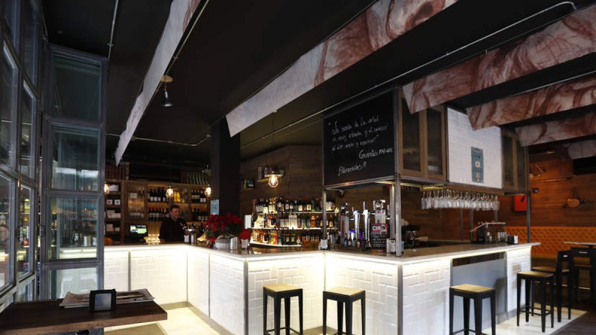 La Vermutería Cervantes10 se encuentra en la céntrica calle leonesa Cervantes, en pleno barrio Romántico y a pocos metros de la Catedral.