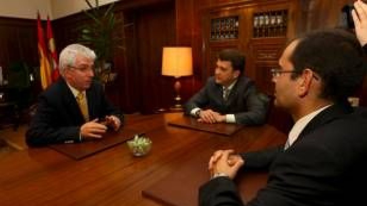 Hermida, recibido ayer por Riesco junto a su candidato a vicerrector para el Bierzo, Benjamín Arias