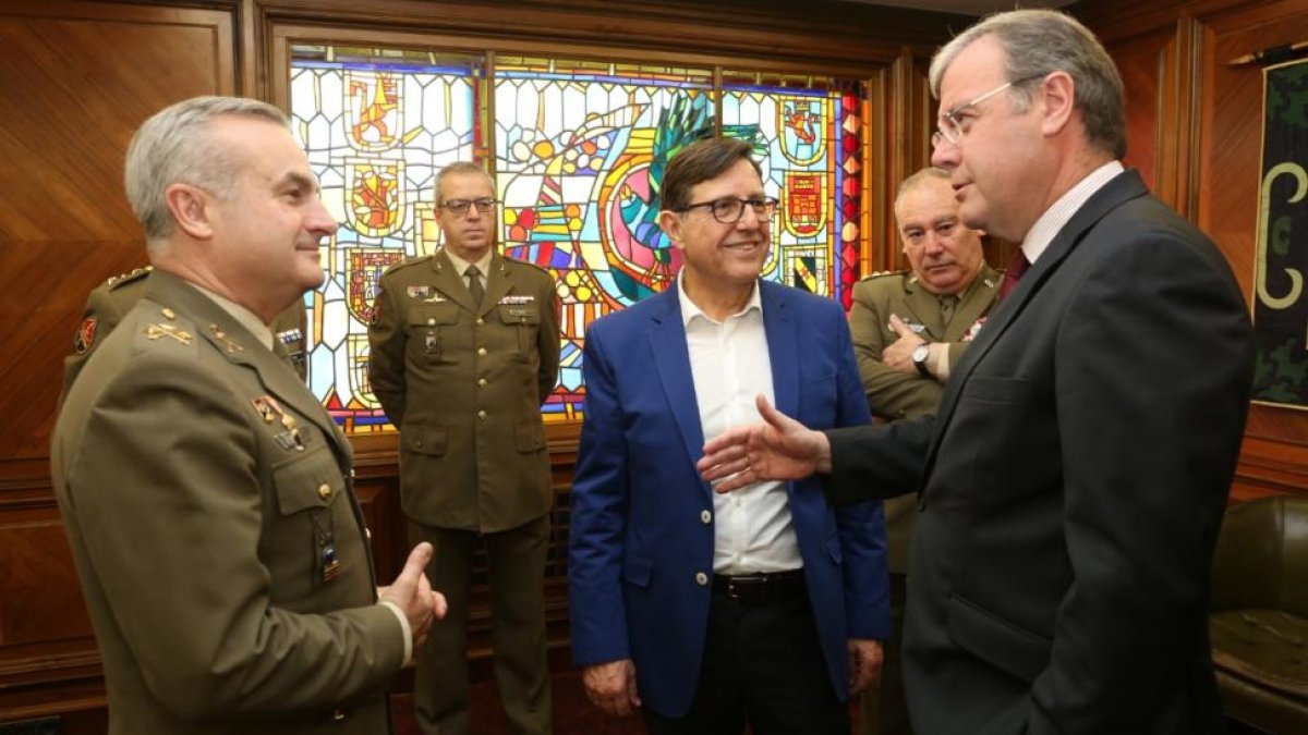 El alcalde de León conversa con los organizadores del congreso