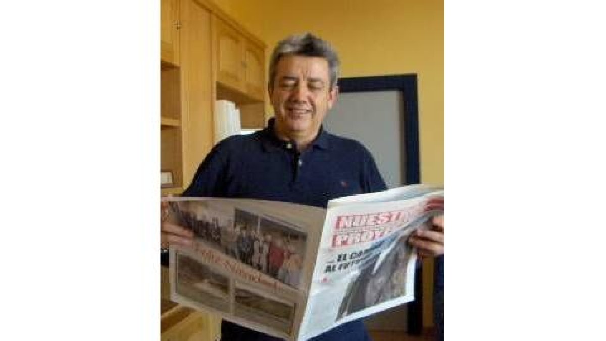 Miguel Martínez con el periódico que ya ha llegado a todos los rincones del municipio