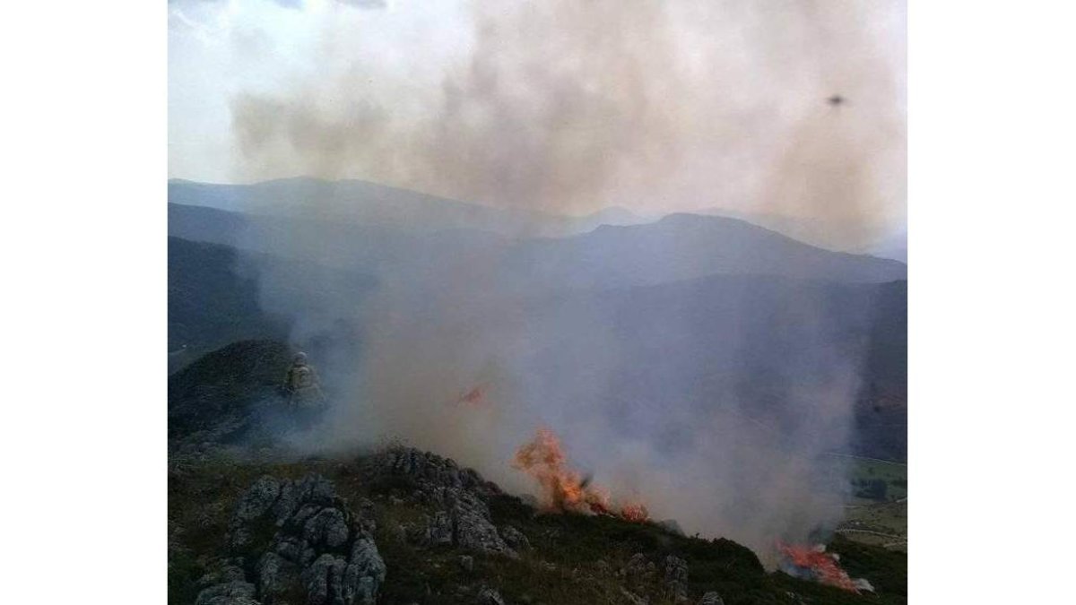 El incendio declarado ayer en Quintanilla de Babia, aún activo. DL