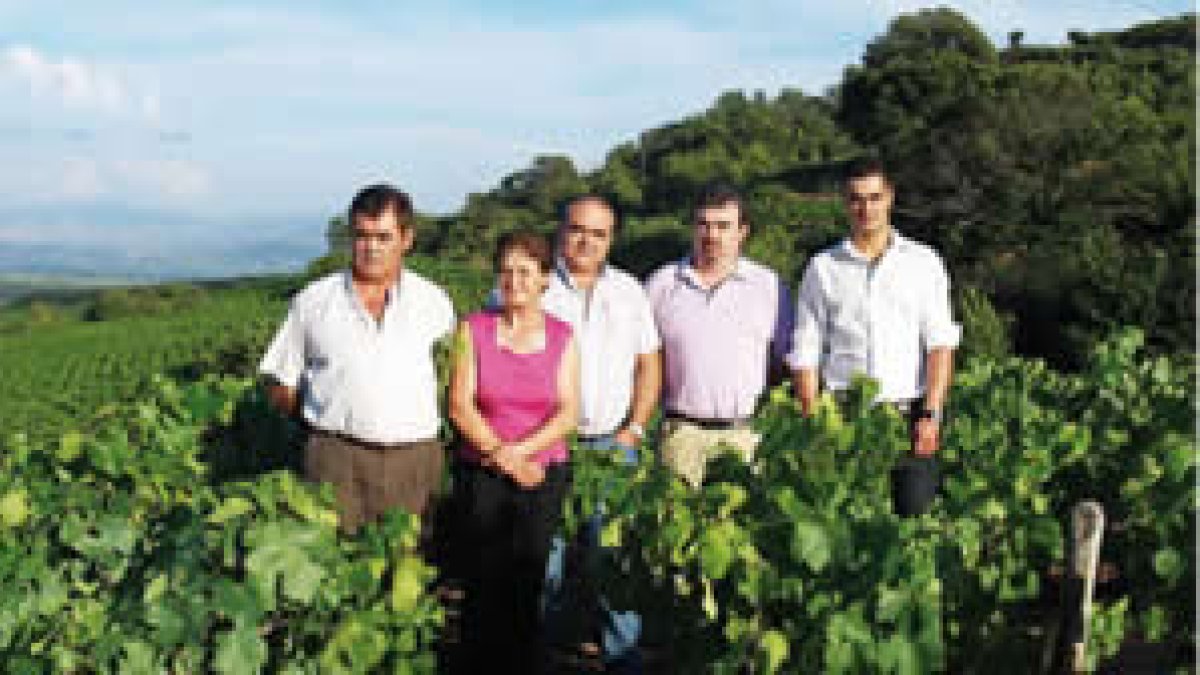 El matrimonio propietario de la bodega con sus hijos y un tío de éstos, en una de las viñas.
