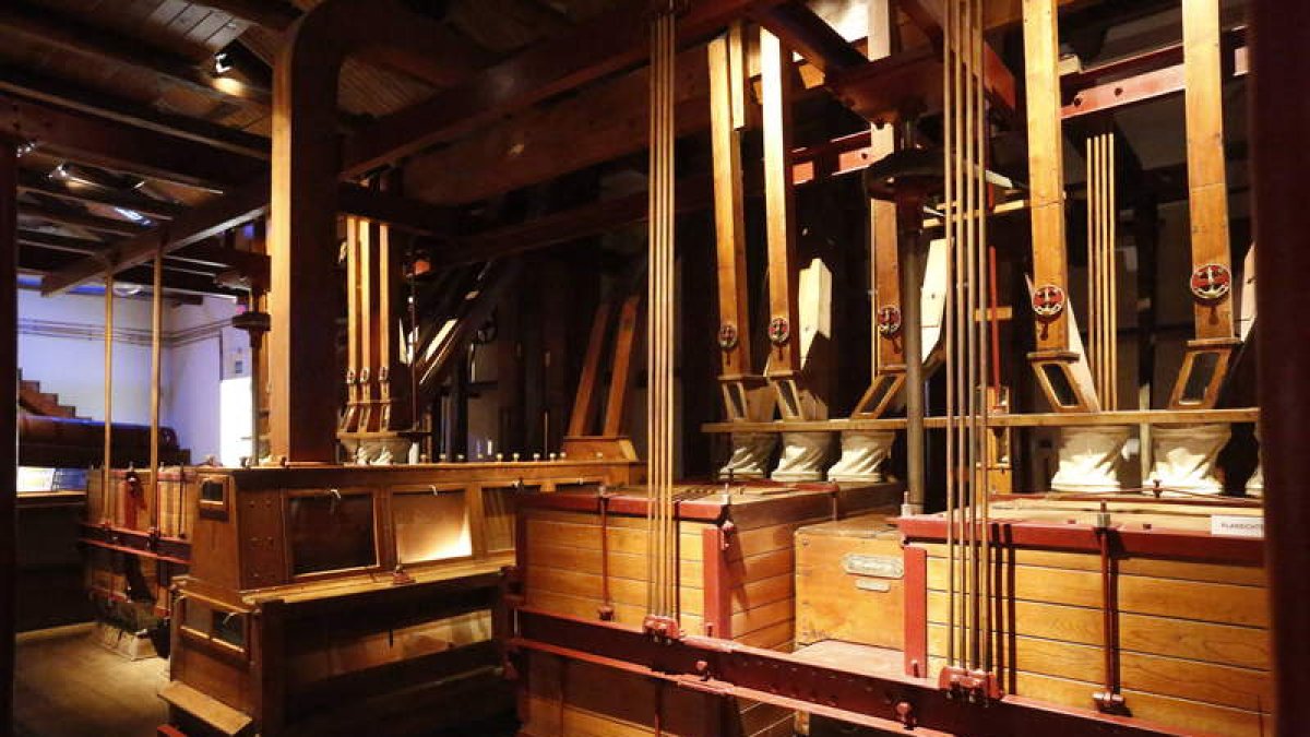 El museo atesora una de las mejores colecciones de maquinaria industrial del siglo pasado. Una joya y un joyero que se pensó para ser hotel. La colección puede visitarse de martes a sábado de 10.00 a 14.00 horas y de 16.00 a 19.00 (en invierno) y de 17.00