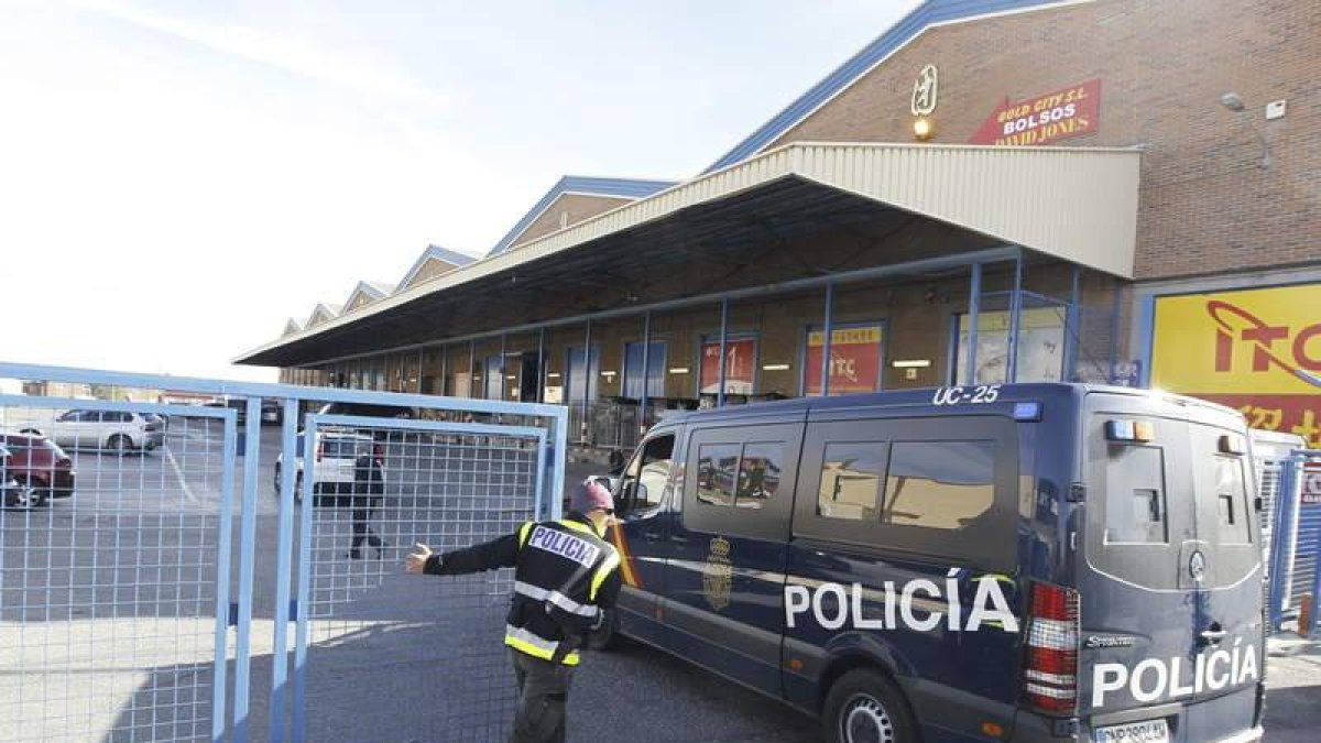 Agentes de la Policía Nacional, durante el registro en el polígono industrial Cobo Calleja.