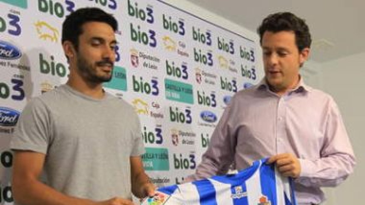 Dani Carril posa con su nueva camiseta junto a Eduardo Domínguez.