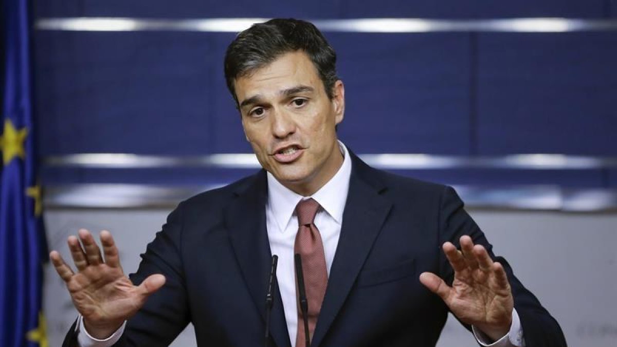 El secretario general del PSOE, Pedro Sánchez, durante la rueda de prensa posterior a la reunión que ha mantenido hoy con el presidente del Gobierno en funciones, Mariano Rajoy.