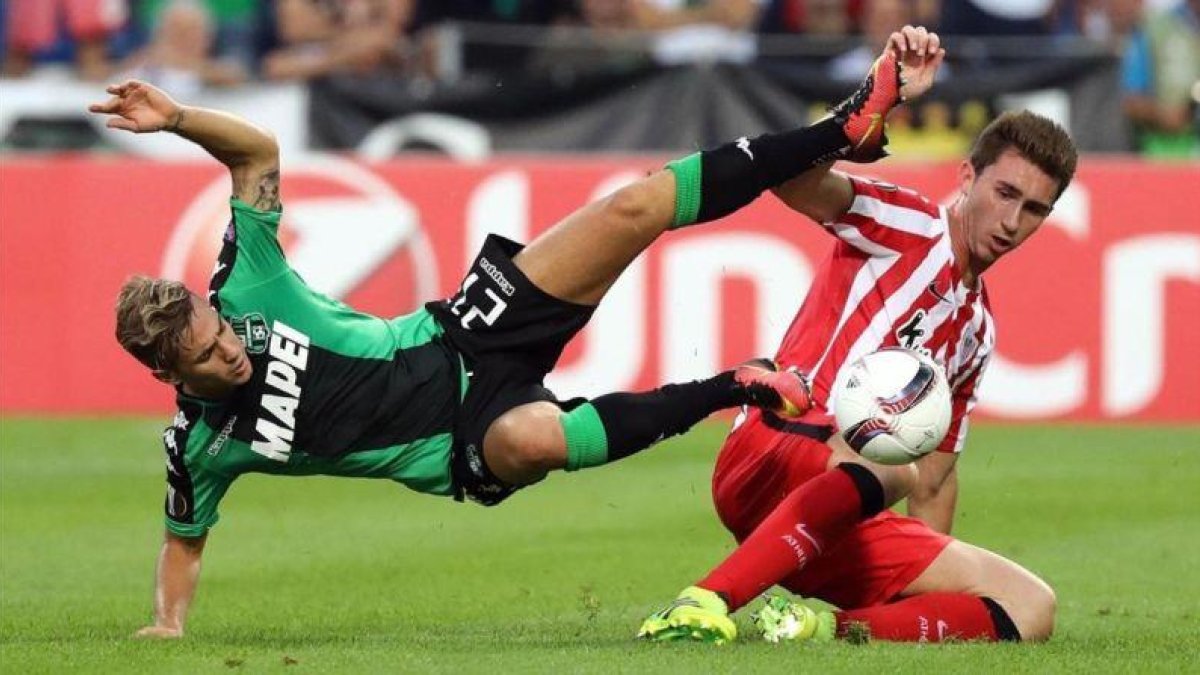 Ricci y Laporte pugnan por un balón.
