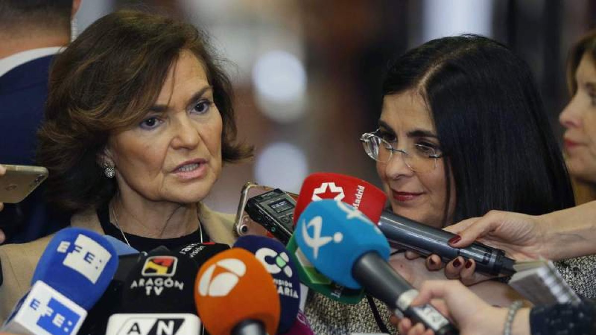 La vicepresidenta, Carmen Calvo y la ministra de Política Territorial, Carolina Darias.