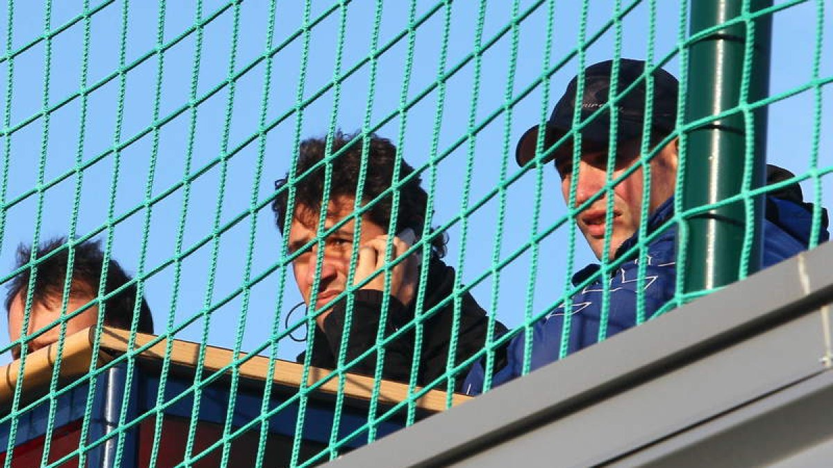 El nuevo técnico del Huracán vio el partido desde el tejado.