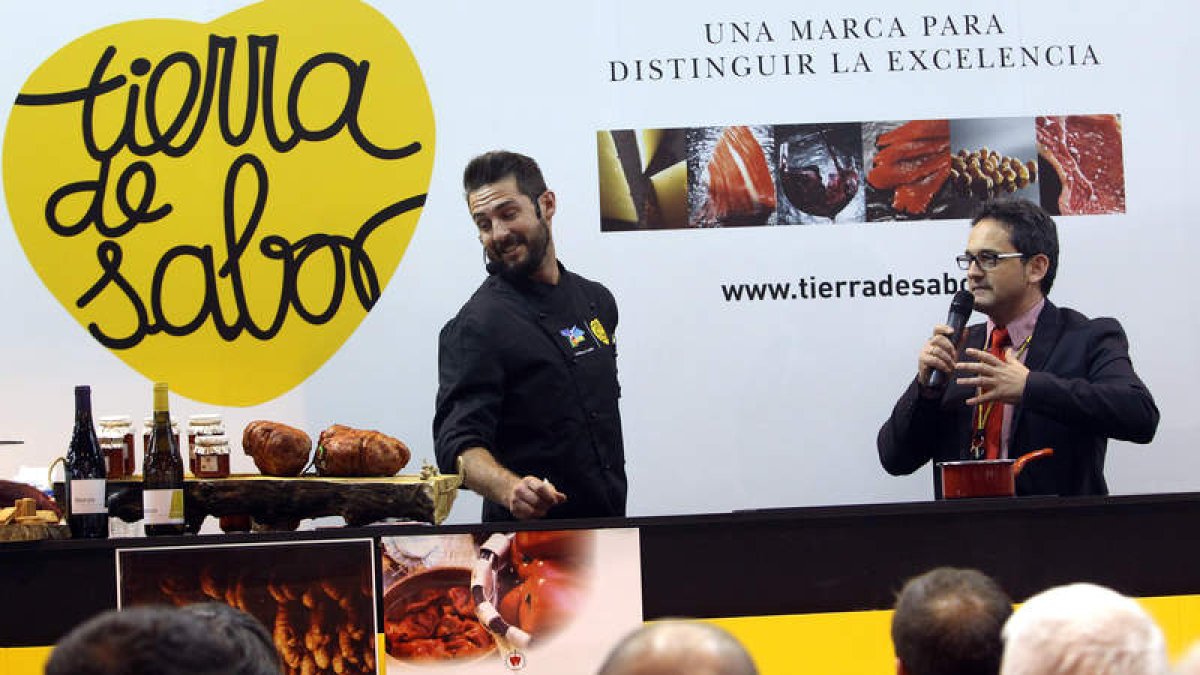 El chef Peña junto a Roberto Fuertes en la presenación gastronómica berciana en Gourmets.