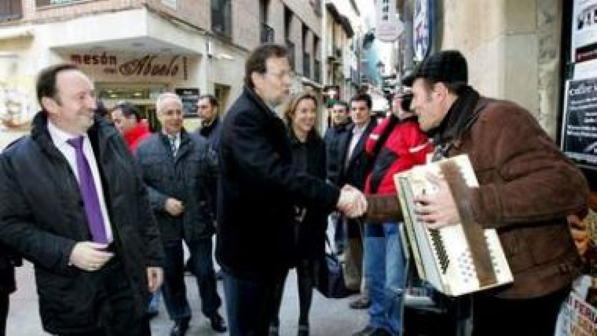 Rajoy saluda a un músico callejero en Logroño.