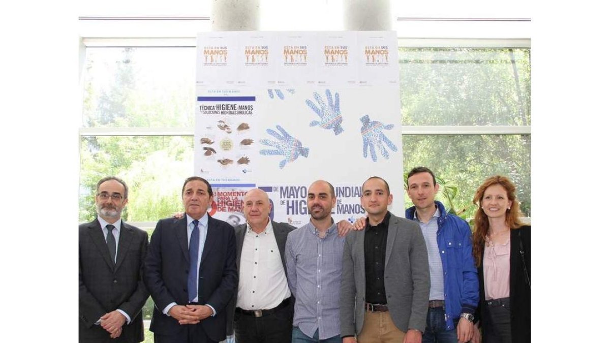 El consejero, con los profesionales de Quirófanos. DL