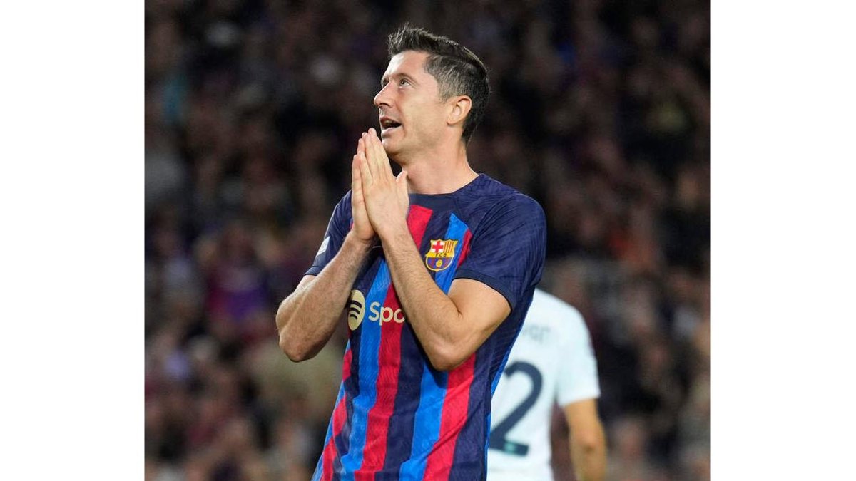 Robert Lewandowski evitó un mal mayor al Barcelona con dos goles capitales. ALEJANDRO GARCÍA