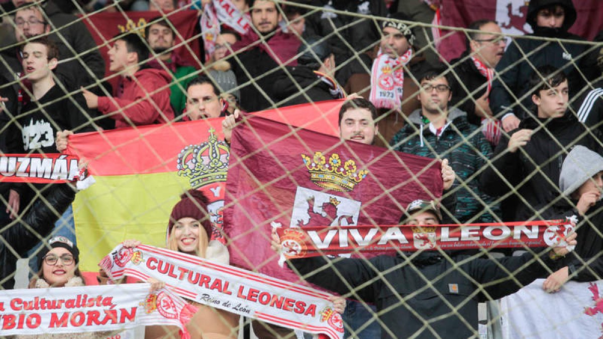 El aficionado de la Cultural Luis con su hija y su hijo en el estadio Anxo Carro. CARLOS CASTRO