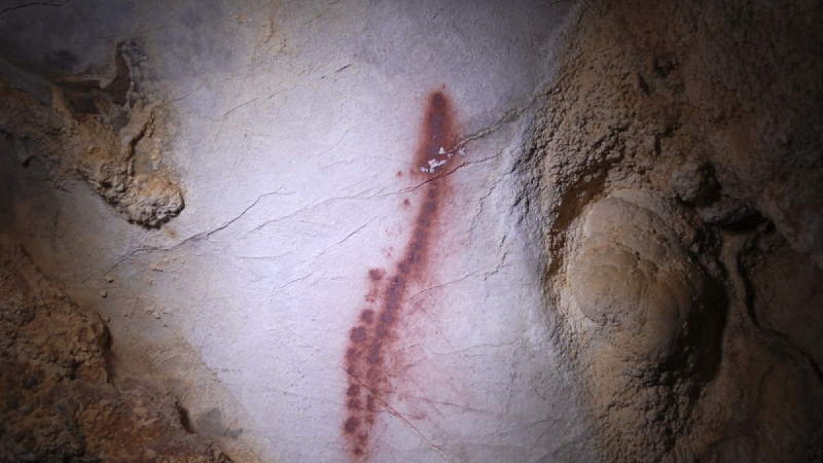Imagen facilitada por el Gobierno de Cantabria de figuras encontradas en las cuevas.