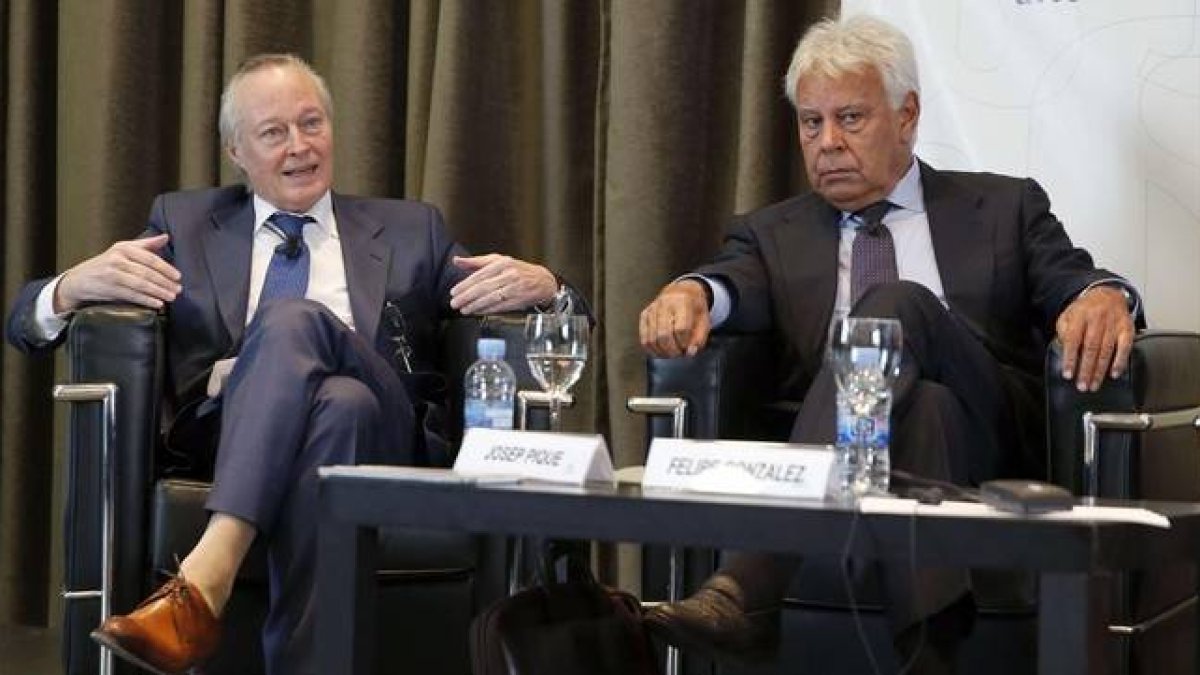 El exministro Josep Piqué, vicepresidente del Círculo de Empresarios, junto al expresidente Felipe González, en un seminario organizado por la Fundación Alternativas, en Madrid.