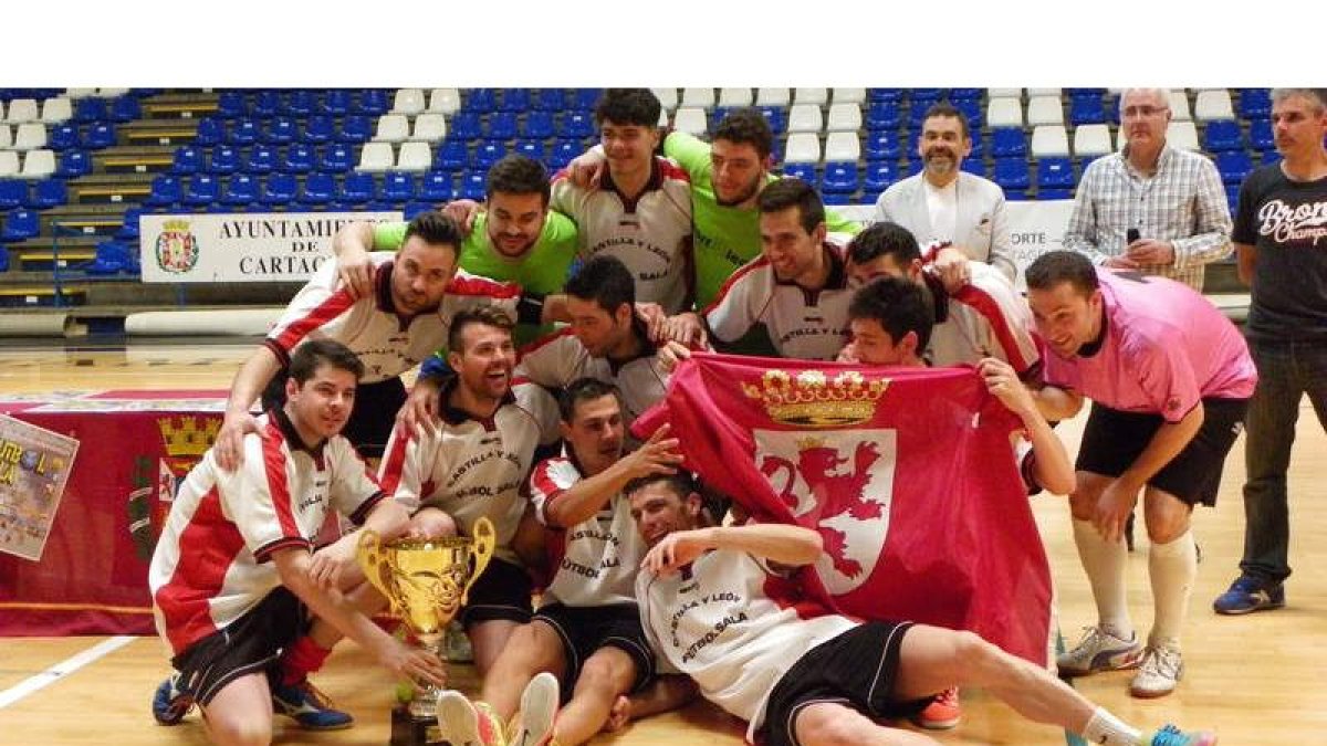 Los jugadores de la selección de Castilla y León celebran el éxito logrado con la consecución del título de campeones de España al término de la gran final. SOFÍA