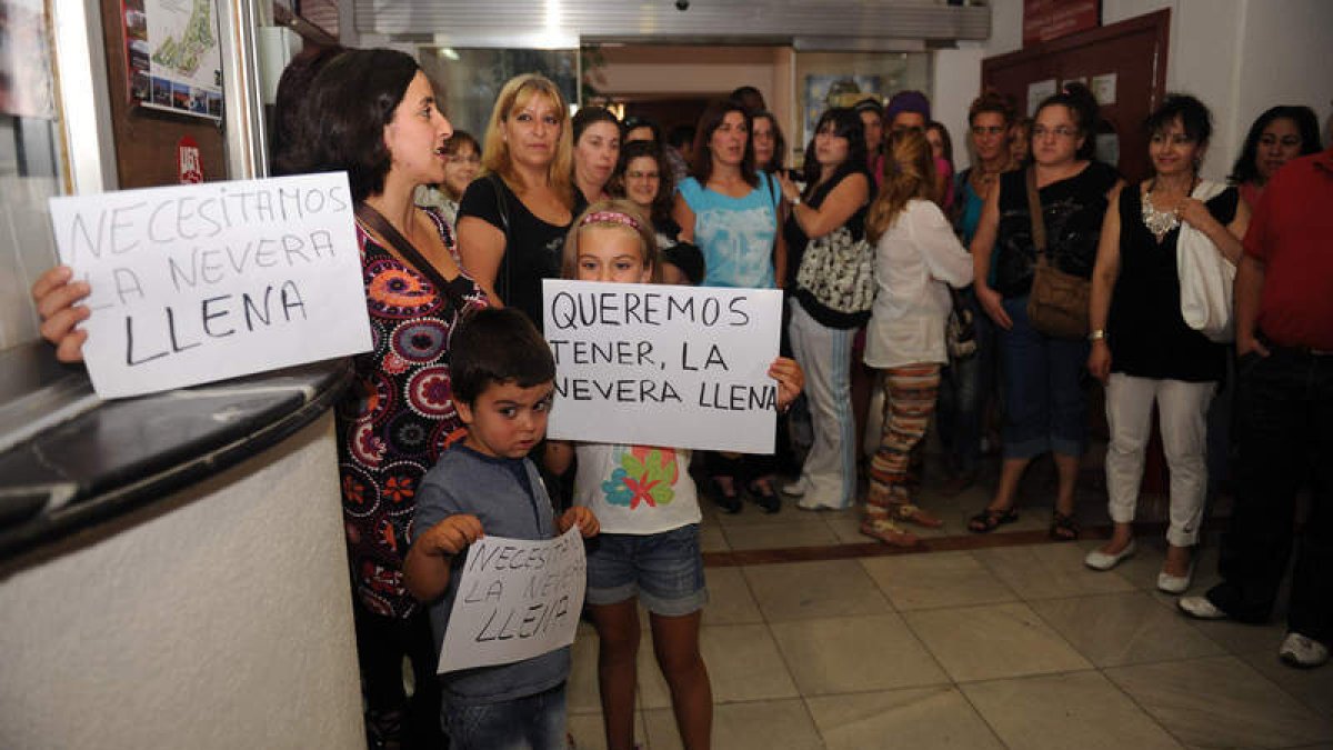 Trabajadores de Elmar, ayer, en la sede de los sindicatos en la capital leonesa.