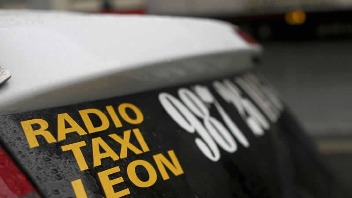 Los taxistas locales denuncian la competencia desleal de vehículos con licencias de otros municipios que tienen convenios con las mutuas.