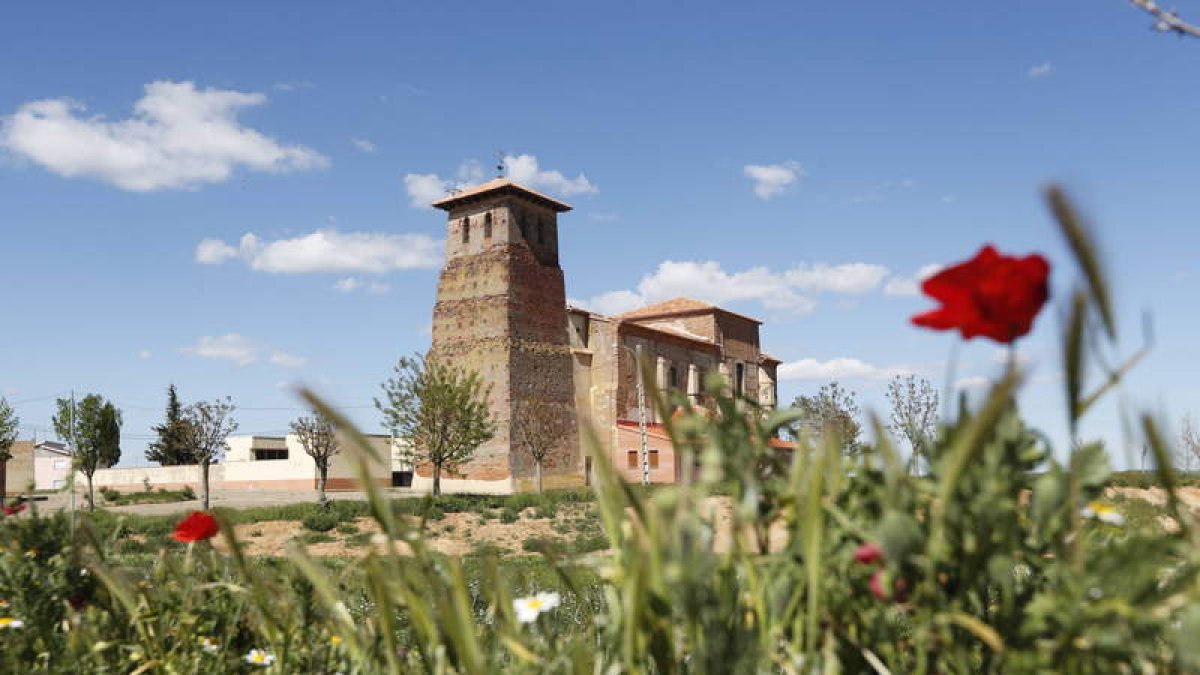 En Villabraz sobresale la iglesia, que se levanta majestuosa desde el siglo XIV y donde destacan los retablos de temática jacobea. En Fáfilas se conservan algunos de los mejores palomares de la comarca de Los Oteros y en Alcuetas el castillo, que pese a q