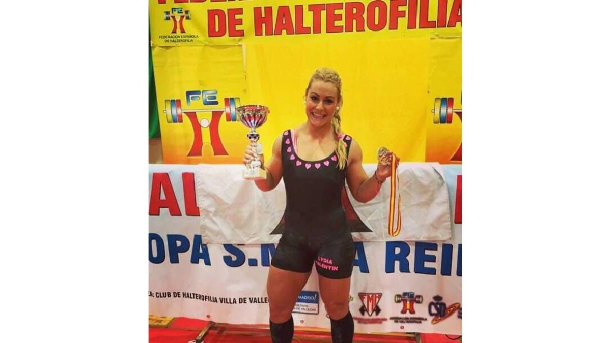 Lidia posa con el trofeo ymedalla conseguidas en la Copa.