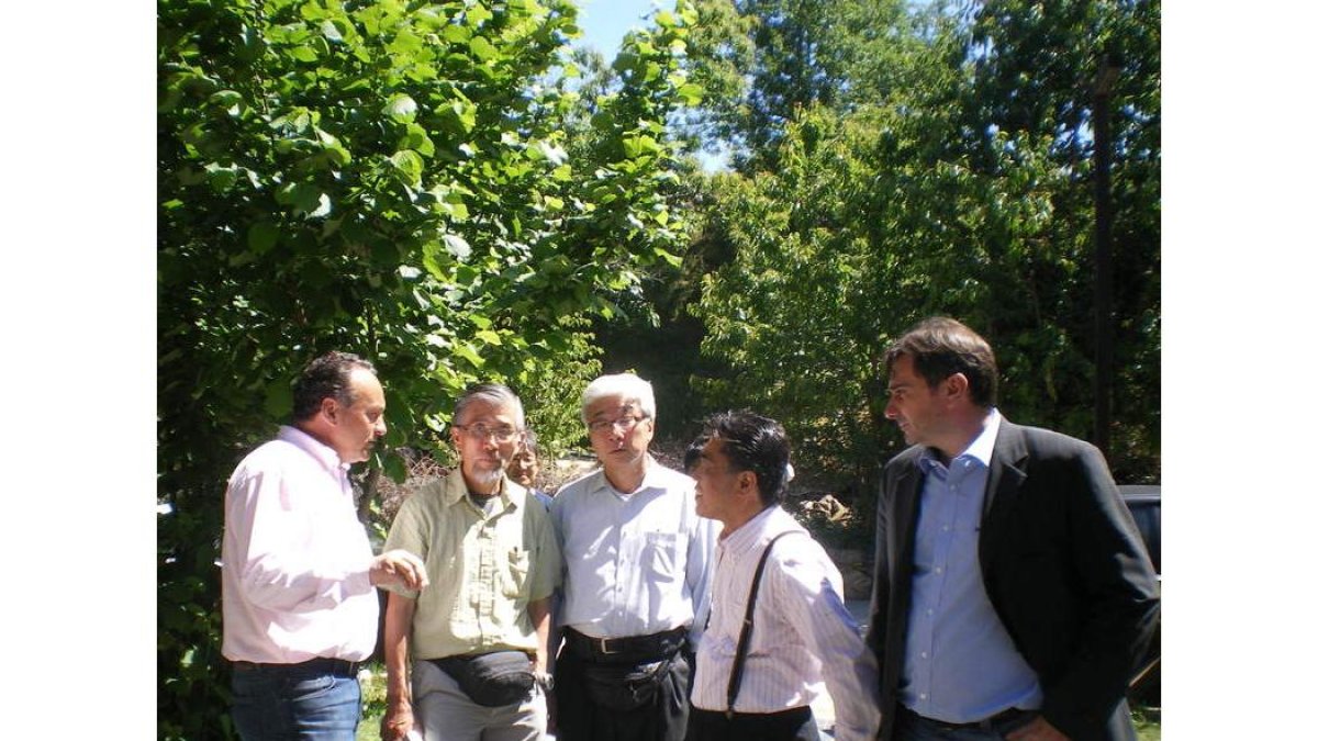 Arias, Toiya, Matsuoka, Tanikawa y Blanco, en el centro de recepción de visitantes de Médulas.
