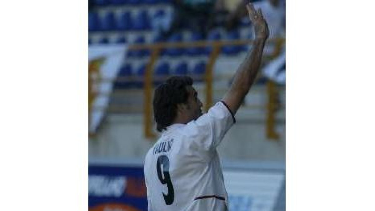 Paulino celebra uno de los goles y se lo dedica a la grada