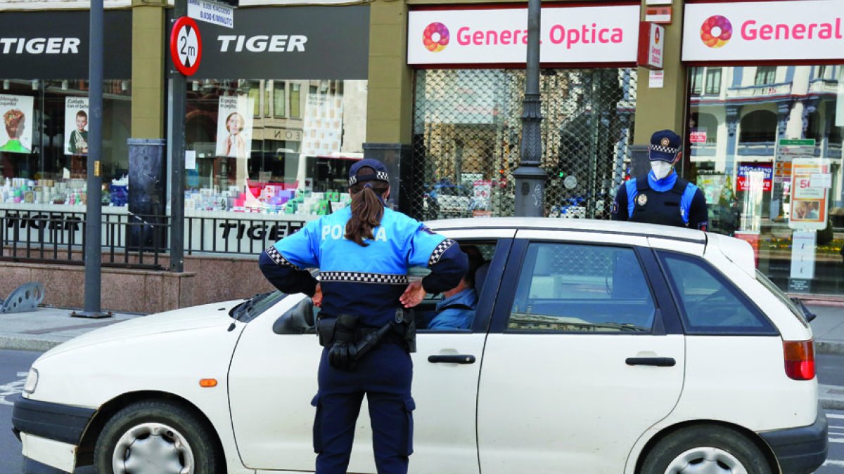 Dos agentes patrullan en el centro. FERNANDO OTERO