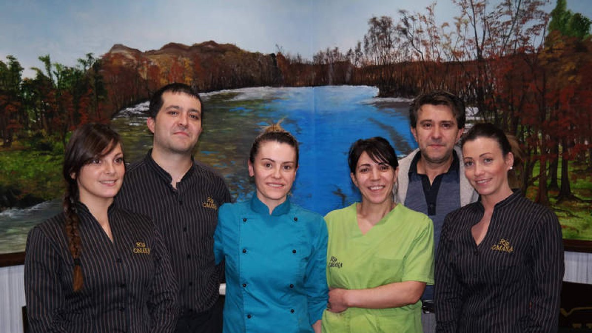 Segundo y su equipo del Restaurante Río Omaña.