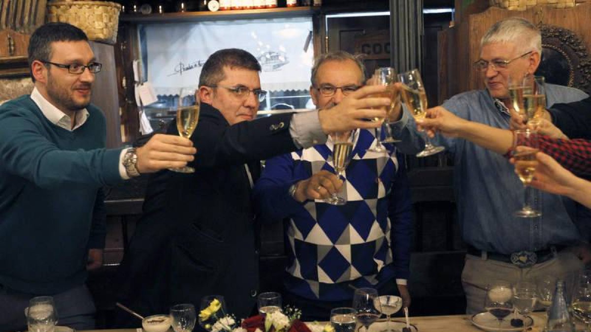 Mario Tascón, segundo por la izquierda, en un momento de su homenaje en Madrid.