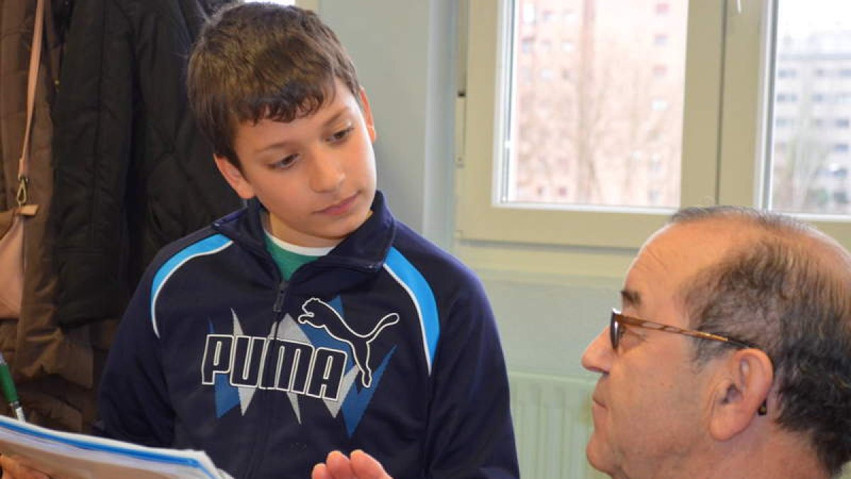Uno de los alumnos del colegio Santa María hace una entrevista a uno de los usuarios de Afar de Aranda de Duero. DL