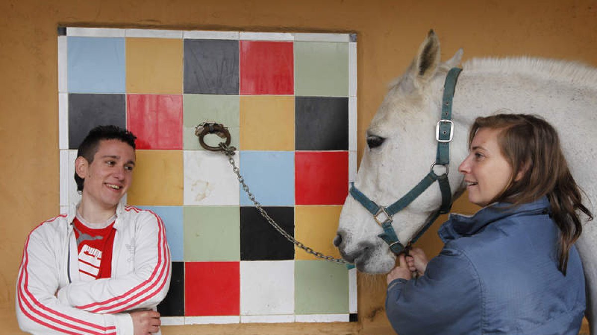 Jorge toma confianza con el caballo en su primer permiso después de ocho años.