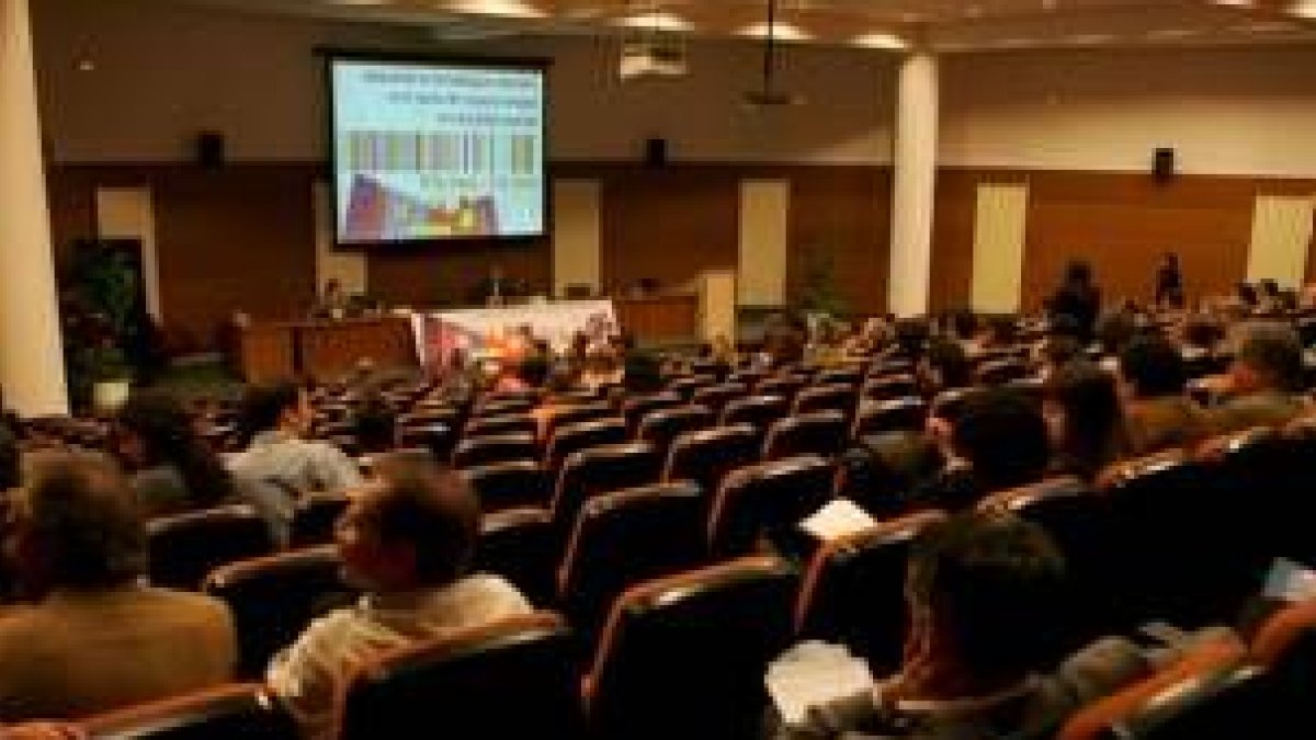 Una de las mesas redondas que se celebró en Industriales abordó la formación del profesorado