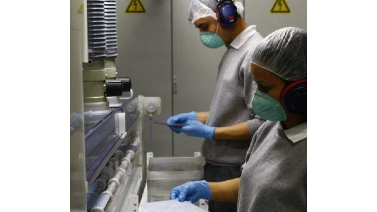 Operarios de DC Wafers en una línea de producción.