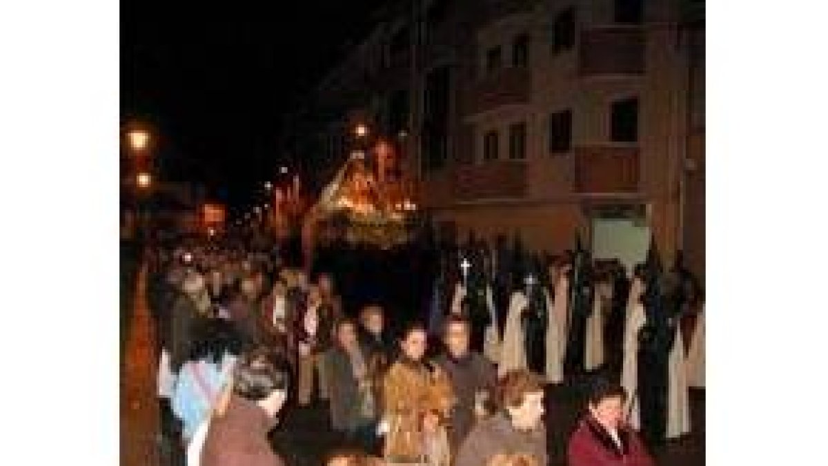 La procesión salió a la calle como cada año, aunque su recorrido fue menor