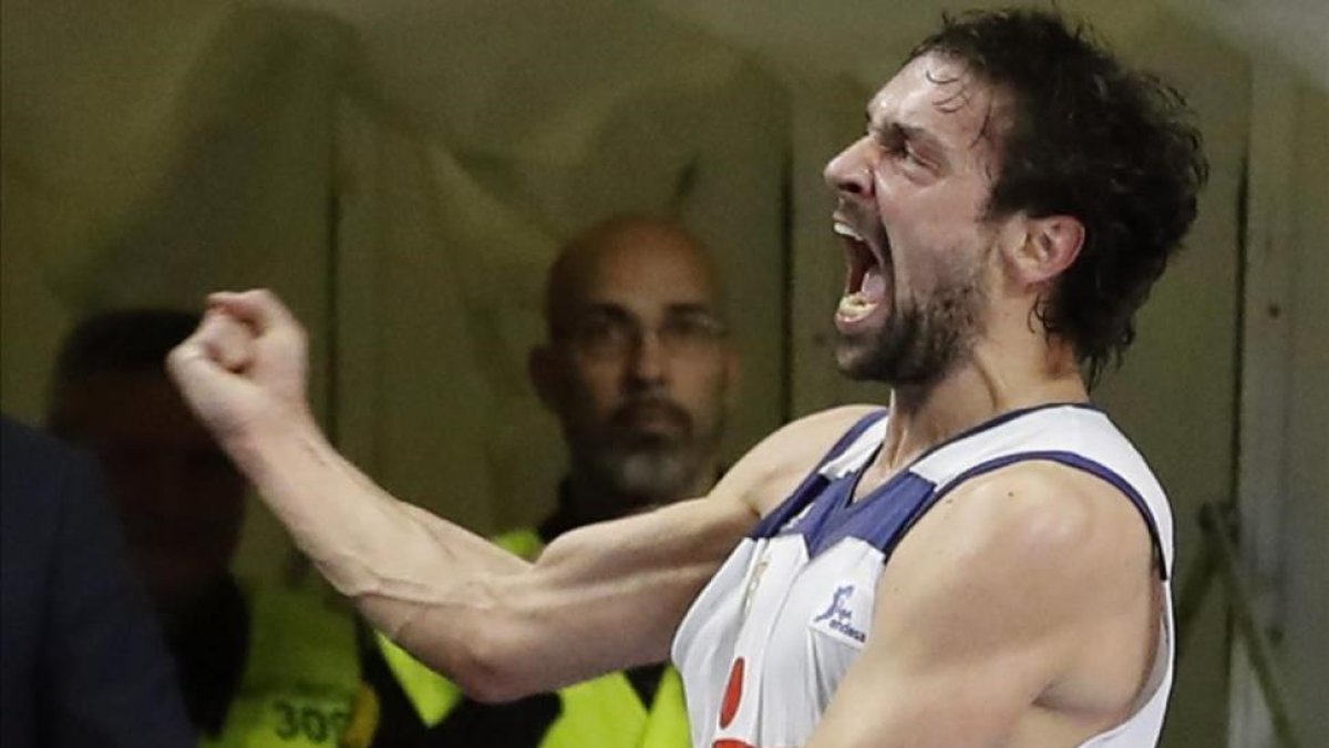 Sergio Llull celebra una canasta en un partido contra el Barça.