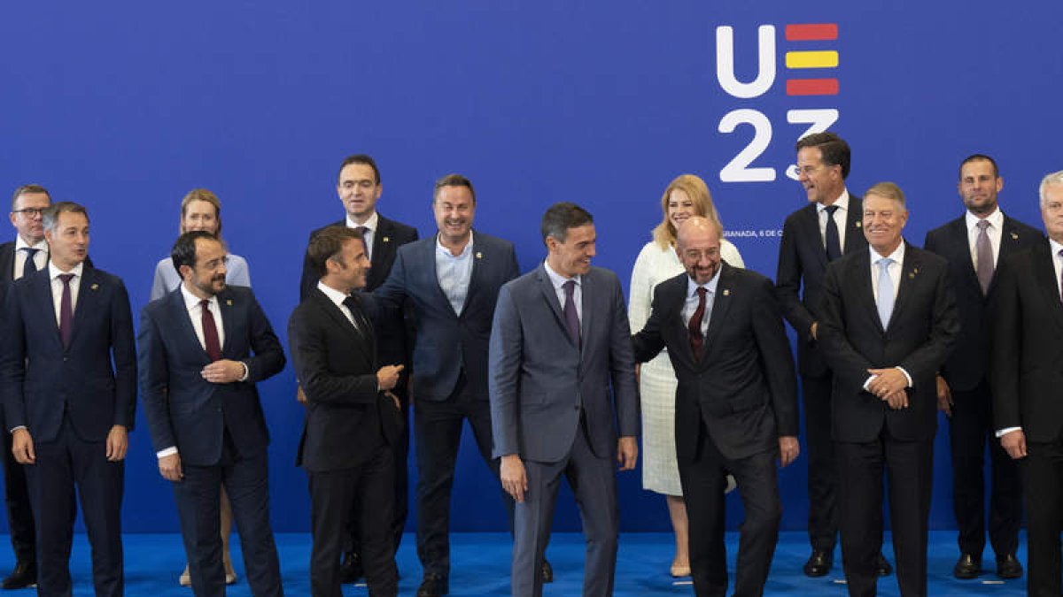 Foto de familia de los Veintisiete al finalizar la cumbre. MIGUEL ÁNGEL MOLINA