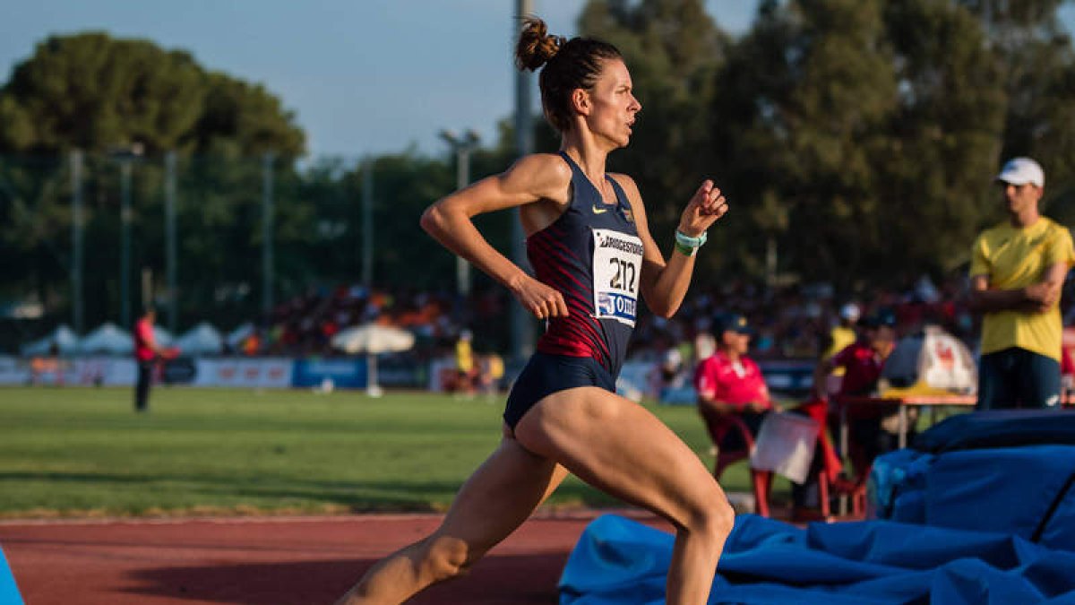Blanca Fernández debutaba con éxito en los obstáculos. Y con mínima para el Nacional. SPORTMEDIA