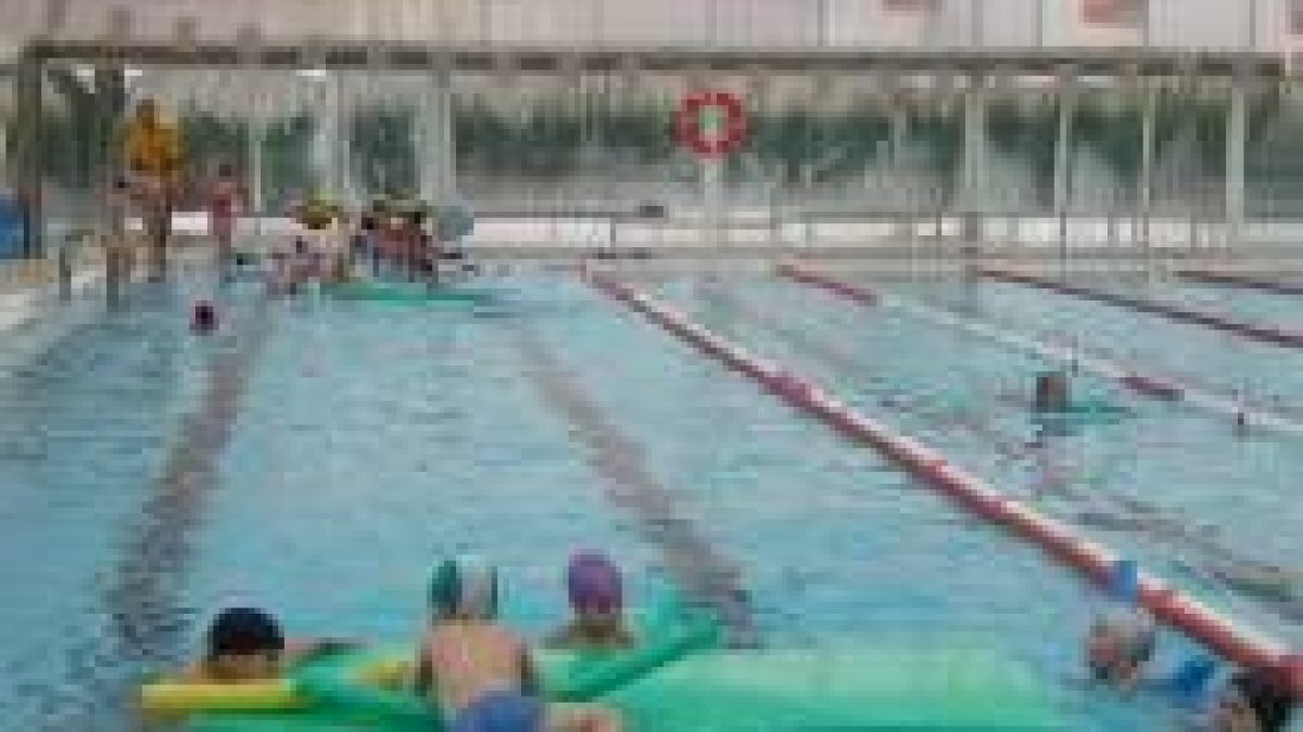 disfrutan de diversas actividades lúdicas en la piscina municipal de San Andrés del Rabanedo