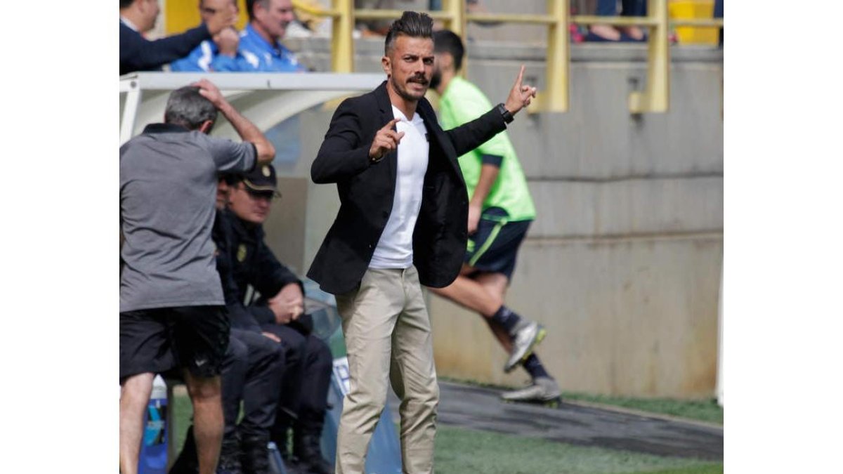 Rubén de la Barrera dando instrucciones a sus jugadores. SECUNDINO