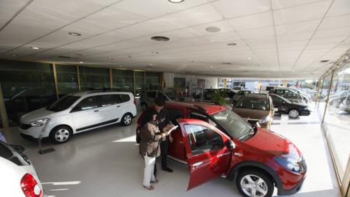Concesionario de automóviles.