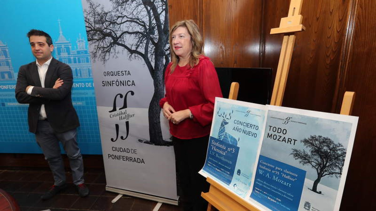 Daniel Bombín y María Antonia Gancedo, con el programa. ANA F. BARREDO